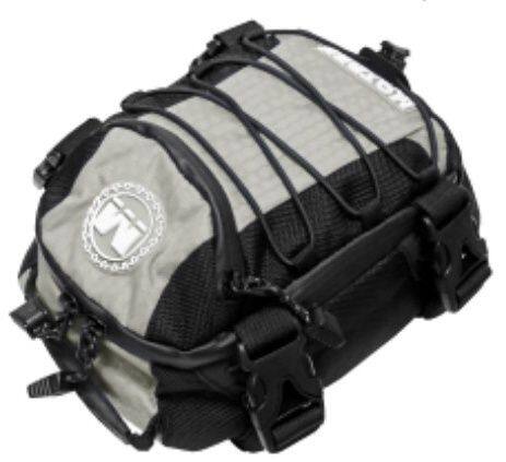 ■商品概要カラー：グレー容量：約4Lサイズ：H120／W170／D230【素材】本体：コーデュラ・バリスティックナイロンリップストップナイロン ハイパロンファスナー：YKKアクアガード樹脂パーツ：デュラフレックスフック：アルミ■詳細説明アドベンチャーパック・シートバッグ-4は、簡単に脱着でき、ショルダーバッグとしても使用できる高性能シートバッグです。素材には最強のナイロンといわれるコーデュラバリスティックナイロンほか、リップストップナイロンや止水ファスナーを使用。耐久性・撥水性に非常に優れています。■注意点※メーカー都合により商品の仕様変更がある場合がございます。ご了承ください。※画像には他のカラー、タイプが含まれている場合があります。