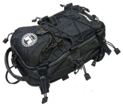 ■商品概要カラー：ブラック容量：約14L(最小時)-約16L(最大時)【サイズ】最小時／H220／W250／D340最大時／H240／W250／D340【素材】本体：コーデュラ・バリスティックナイロンリップストップナイロン ハイパロンファスナー：YKKアクアガード樹脂パーツ：デュラフレックスフック：アルミ■詳細説明アドベンチャーパック・シートバッグ-16は、簡単に脱着でき、ショルダーバッグとしても使用できる高性能シートバッグです。素材には最強のナイロンといわれるコーデュラバリスティックナイロンほか、リップストップナイロンや止水ファスナーを使用。耐久性・撥水性に非常に優れています。■注意点※メーカー都合により商品の仕様変更がある場合がございます。ご了承ください。※画像には他のカラー、タイプが含まれている場合があります。