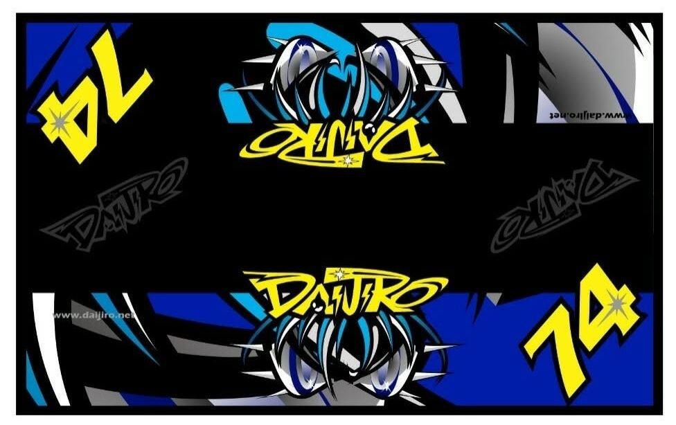 ■商品概要サイズ：約100cm×60cm■詳細説明発色のいい特別なインクで鮮やかなDaijiroEYEがプリントされたメンテナンスマットです。74Daijiroのマシンを整備するのにちょうどいいミニサイズで、オイルやパーツクリーナーなどでピット内やサーキットを汚すことなく整備できます。またコレクションアイテムの展示や、フロアマットとしてもご活用いただけます。■注意点※メーカー都合により商品の仕様変更がある場合がございます。ご了承ください。※画像には他の商品が含まれている場合があります。