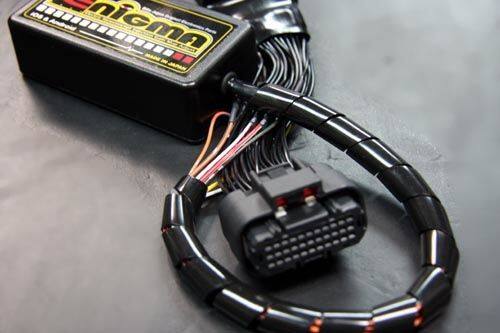 ■商品概要Bluetooth ／Bluetooth LE接続モデル・アンドロイド／iOS両方に対応重量：0.25kg■詳細説明Enigma type Ready to Fitです。トリシティ125のECUに完全カプラーONでワンタッチ取り付け可能なモデルです。ハンダ付作業などが不要の為、配線接続のミスが無く、作業はとても簡単で、ECUをカプラーに繋ぐだけです。配線接続作業がない為、取り付け作業時間が大幅に短縮できます。リプレイサー機能内蔵タイプは別製品です。インジェクションコントロールサブコン「ENIGMA」Bluetooth ／Bluetooth LE接続モデル　アンドロイド／iOS両方に対応します。アンドロイド端末、iOS端末とWindowsPCに接続可能です。(※MACには接続不可)同じ燃調MAPをEnigmaを介してPCとスマホで共用出来ます。当製品はインジェクション制御バイクのノーマルECUに割り込み接続することにより、 優れた燃料制御性能を発揮します。今まで出来なかったさまざまなセッティングや変更が出来るようになります。新たに水温表示機能が搭載され、更に性能が充実しました。全てのコントロールはパソコン画面かスマートフォン (iOS端末またはアンドロイドスマホ)で行えます。専用のENIGMA操作用ソフトウェアー／説明書はディルツジャパン社HPより無料でPCにダウンロード出来ます。スマートフォン用アプリiOS版はAppStoreから、アンドロイド版はGooglePlayよりダウンロード(有料)して下さい。(※各説明画面をよく読んでお間違えの無いようお願い致します)【ENIGMAの主な特徴】(1)ノーマルの電子制御ECUのデータに割り込んでエンジン回転リミッターを解除します。スマホやPCから簡単に解除／設定が出来ます。(2)燃料噴射量の増量／減量が可能です。燃料調整はスロットルポジションとエンジン回転で細かに制御できます。増量／減量が最大250usの範囲で行えます。スマホでも簡単セッティング出来ます。(3)リアルサーチ機能搭載エンジンをかけたままPCやスマホと接続できます。動いているエンジンの情報はリアルタイムにPCやスマホの画面に反映されます。今読み取っている回転数／スロットル開度が、燃料MAPグラフに反映され、確認出来る事で調整箇所が直ぐに解かり、非常にセッティングが楽になります。(4)レブリミット機能エンジン回転の上限を設定出来ます。リミッターカットとは別に独立した機能なので低い回転でも設定ができます。チューニングエンジンのレブ対策や、馴らし運転などエンジン回転を上げたくない時などに有効に使えます。スマホなどから簡単にON／OFF設定可能。(5)デジタル加速ポンプ本製品はTPS信号を取り込み、アクセル開度とその速度を監視しています。アクセルを早く開けた時などはライダーが素早い加速が欲しいと判断し、アクセルを開けた瞬間に設定した増量噴射以外に非同期で加速噴射を行います。レーシングキャブの「加速ポンプ」と同じような働きが設定できます。(6)水温表示機能付きリアルタイムモニターPC／スマホの専用ソフトにはリアルタイムモニター機能があります。セッティングにとても便利な、タコメーター画面やスロットル開度グラフ画面に加え水温もデジタル表示します。エンジンが動いているときタコメーターやTPS開度モニターや水温計がリアルタイムで動きます。タコメーターや水温計の無い車両ではスマホがタコメーターや水温計の代わりになります。(7)TPSセンサー信号補正機能TPSセンサーの出力 (大体0.8Vから4.2Vの間で出力)はバイクにより誤差があります。パソコン／スマホ画面からでチェック出来るので使用するマシンに合わせENIGMAに入力する信号の誤差を修正する事で、バイクのアクセル開度が本機に正確に反映され、作成した燃料MAPの数値データが正確にバイクに反映されます。ソフトと通信すると配線接続が正しいか確認が出来ます。(8)燃料MAPと加速ポンプデータはそれぞれ独立していくつでもPC／スマホに保存出来ます。それぞれが独立データなので色々な組み合わせが簡単にできます。又、スマホで作った燃調MAPをパソコンに取り込んで編集する事も出来ます。(反対も可能)(9)無断通信接続防止機能ENIGMA(BluetoothLE版)は無線でデータのやり取りを行いますので、他人が悪戯でアクセス出来ないように「アクセル全開でキーをON」を行った時のみ電波を発して通信可能になる安全装置が付いています。通常のキーONで始動した場合は電波を出さないので第三者がお客様のENIGMAにアクセスする事は出来ません。(電波を発する時だけバイクのFIランプが点滅してお知らせします)またENIGMA通信接続中は「一台のみ」にしか繋がらない為、お客様が通信してる時も(例えばタコメーター機能などを使い走行中など)第三者?...■注意点※本製品は競技／レース等での使用を目的に製作されたものです。※使用に当たっては取り付けから使用まで、すべてお客様の自己責任になります。※ディルツジャパン社は一切の責任を持ちません。使い方を間違うとエンジンに重大なダメージがあります。※取り付け等を行った第三者による行為、その他の事故に関してや、お客様の故意または過失、誤用により生じた障害に関してもディルツジャパン社は一切の責任を持ちません。※本製品の使用、または使用不能から生じる付随的な障害に関してディルツジャパン社は一切の責任を持ちません。※パソコンの使い方／ウインドウズなど多少の知識やスマホのダウンロードなどに関しましては当製品とは 関係有りません。※お手持ちのパソコンやスマホの操作方法は、お使いの機種によって異なります。 専門店かお買い上げのお店にお尋ね下さい。※それらの事が出来ない方や知らない方は使用しないで下さい。(専門店にご依頼下さい)※iOS端末をご利用の方はご購入の前に必ず、ご自身のお使いのiOS端末が、Bluetooth4.0LEに対応している(iPhone4s以降、ipad第3世代以降)かご確認の上ご購入ください。※アンドロイド端末をご利用の方はご購入の前に必ず、ご自身のお使いのアンドロイド端末が、にて対応機種かご確認の上ご購入ください。※またBluetooth機能が内蔵されていないアンドロイド端末は接続できません。※BlueToothを内蔵しないパソコンをお持ちの方で、社外品のBluetoothアダプタをUSBコネクタにつけての使用をお考えのお客様へ※ディルツジャパン社製品はWindows標準のBluetooth機能およびドライバでのみ作動します。社外品のいろいろなメーカの物は、それぞれその販売メーカーの異なったドライバで動作するため、全てに対応できません。※USBブルーツースアダプタをお使いの場合は、必ず、メーカー付属をソフトウェアをインストールせず、Windows標準のコントロールパネル上にあるBluetoothデバイスとBluetoothドライバをお使いください。※WindowsVISTAをお使いの方は必ずSP2(ServicePack2)へMicrosoftのページよりアップデートを行ってください。※ディルツジャパン社確認済みBluetoothアダプタは、にて必ずご確認ください。※Enigmaをご購入の前に、を必ずご一読ください。対応スマートフォンやWindows、ディルツジャパン社確認済みBluetoothアダプタの情報を記載しています。※メーカー都合により商品の仕様変更がある場合がございます。ご了承ください。■適合車種トリシティ125&ensp;トリシティ125&ensp;&ensp;備考: SE82J
