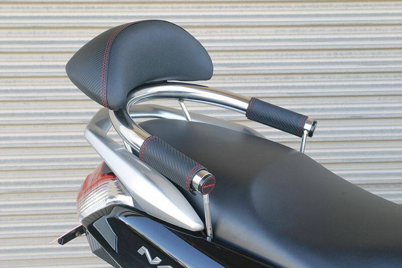 ■商品概要カラー：カーボンブラック＆レッド素材：ステンレス製サイズ：Φ34(バー太さ)■詳細説明ファッショナブルなタンデムバー　車種ラインナップカーボンブラックのバックレスト＆グリップカバータンデム時に便利なバックレストとタンデムバー。実用性だけではなく、ファッション性も重視した見せるタンデムバーです。バーの部分は、存在感がありながら握りやすいΦ34のステンレス製。そして、バックレスト、グリップカバー、バーエンドにはスポーティーなカーボンブラック＆レッドを配しました。グリップカバーは、パイプの冷たさが伝わりにくく、後席の方にも優しい心遣い。実用性とファッション性を兼ね備えたタンデムバーです。カーボンブラック＆レッドを基調にしたスポーティーなデザイン・バックレスト付きで、タンデム時は後席の方も安心、快適・グリップカバーが真冬でもパイプの冷たさを手に伝えません・エンドキャップには本物カーボンにADIOのロゴがレーシーバックレストは、取り付け位置によって前後2段階調整(前後に20mm)■適合車種NAMX125 155 17．04- SED6J 155CC&ensp;NAMX125 155 17．04- SED6J 155CCNAMX125 155 17．04- (SG50J) 155CC&ensp;NAMX125 155 17．04- (SG50J) 155CCNAMX125 155 17．04- (SE86J) 155CC&ensp;NAMX125 155 17．04- (SE86J) 155CCNAMX125 155 16．03- SED6J 125CC&ensp;NAMX125 155 16．03- SED6J 125CCNAMX125 155 16．03- (SG50J) 125CC&ensp;NAMX125 155 16．03- (SG50J) 125CCNAMX125 155 16．03- (SE86J) 125CC&ensp;NAMX125 155 16．03- (SE86J) 125CC