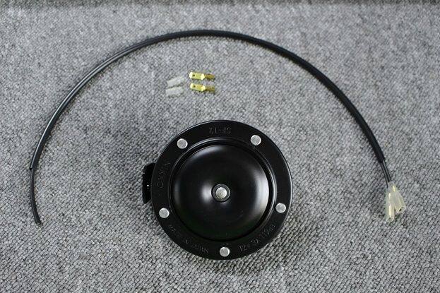 ■詳細説明上回しオイルクーラーホースの時にオイルクーラー内側よりフレームの中を通してホースを取り回ししたい時にZ系は純正ホーンがじゃまになります。純正ホーンを取り外してマフラー内側に移設するキットです。Z1000MK2などフレームサイドにリフレクターがある車種も内側を通すことにより収まりが良くなります。■適合車種Z系&ensp;Z系