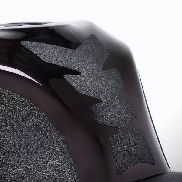 ■商品概要滑りを抑え、コントロール性を高めるグリップ適合：Kawasaki ZX-6R■詳細説明タンクの曲面に自然になじむ、洗練された人間工学に基づくデザインで、車両の外観にスポーティーさを加えます。耐久性と取付のしやすさを考慮して設計され、ライダーの操作性と快適性を高めます。凹凸のあるPVC滑り止め素材を使用し、タンクをしっかりグリップできます。■注意点※取扱説明書が付属する場合は外国語となります。※輸入商材の為、納期が遅れる場合がございます。あらかじめご了承ください。※メーカー都合により商品の仕様変更がある場合がございます。ご了承ください。※商品画像は参考用であり、実際の商品と異なる場合があります。　※画像はイメージです。■適合車種ZX-6R&ensp;ZX-6R