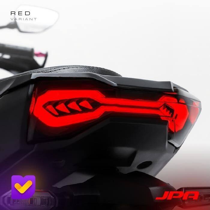 ■商品概要素材：ポリカーボネート マイカ適合：Honda ADV 150 (2019-2022) / ADV160 (2022-)■詳細説明主な特徴・均一な発光と上質な外観を実現する高精度LEDチューブ。・車両の電源を入れた際に、躍動感のある視覚効果を演出するウェルカムライトアニメーション。・滑らかでスタイリッシュに流れるシーケンシャルウインカー。・滑らかな表面と高級感のある外観を備えた高品質ポリカーボネート マイカ。・車両の個性を引き立てる、未来的でアグレッシブなデザイン。■注意点※取扱説明書が付属する場合は外国語となります。※輸入商材の為、納期が遅れる場合がございます。あらかじめご了承ください。※メーカー都合により商品の仕様変更がある場合がございます。ご了承ください。　※画像はイメージです。■適合車種ADV 150&ensp;ADV 150 年式: 19-22ADV 160&ensp;ADV 160 年式: 22-