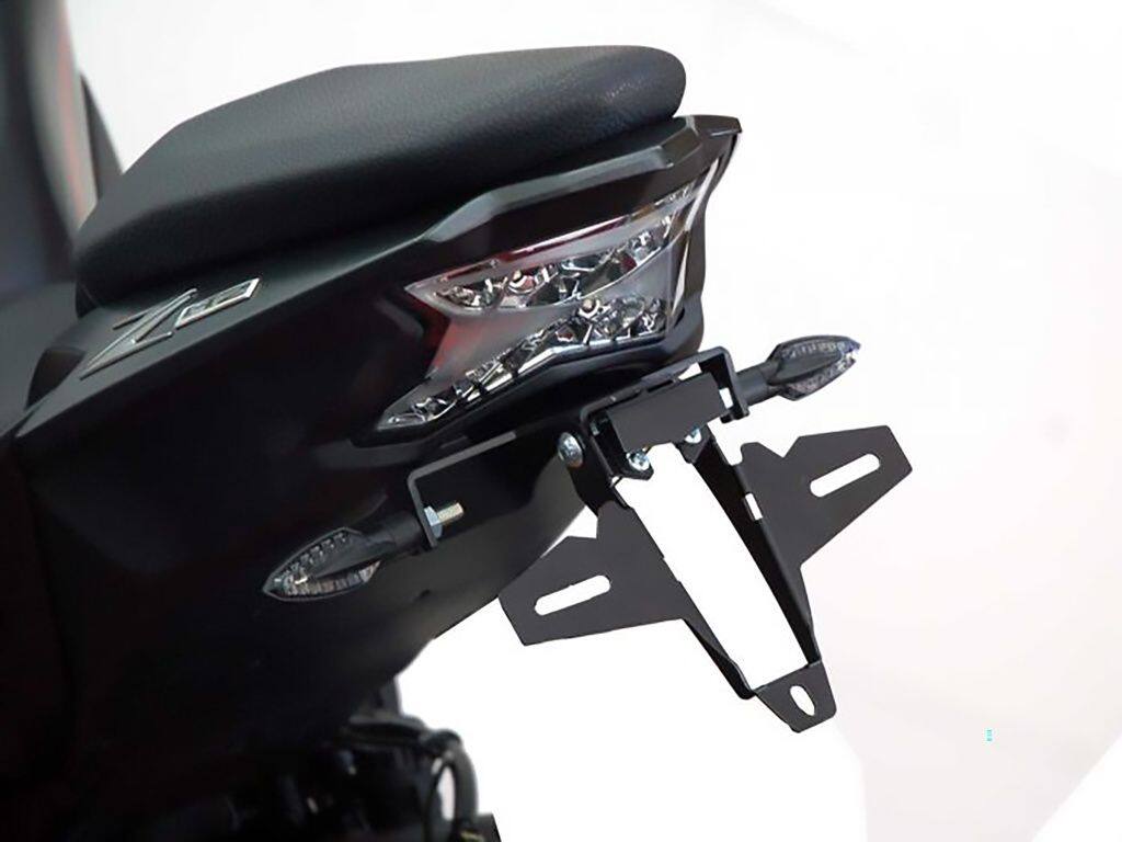 ■商品概要ステンレス製、ブラック粉体塗装。LEDナンバープレートランプおよびリアリフレクター付属。素材：ステンレス(ブラック粉体塗装)EC認証：各部品は現状の仕様で認可されており、灯火類にはEナンバーがあります。CNC加工ナンバープレートホルダー・純正取付位置に簡単に装着可能・高品質素材(ステンレスおよびアルミニウムのみ)を使用・高品質なブラック粉体塗装・対応ナンバープレート幅：175mm・無段階調整可能付属品・ナンバープレートホルダー一式・社外ウインカー用ウインカー取付部・E認証取得済みLEDインジケーターライト・取付部品：ねじ、ナット、ワッシャーなど・ナンバープレートホルダーはTUV検査・ABE認証・登録が不要です。■注意点※ナンバープレートホルダーは、純正ウインカー用と社外ウインカー用の2種類があります。標準仕様は社外ウインカー用です。※ナンバープレートサイズが日本の規格ではないため、取り付けにはステーによる加工などが必要になりますのでご注意ください。※画像には他の商品が含まれております。※取扱説明書が付属する場合は、外国語となります。※輸入商材の為、納期が遅れる場合がございます。あらかじめご了承ください。※メーカー都合により商品の仕様変更がある場合がございます。ご了承ください。　※受注生産品です。　※受注後のキャンセル、返品、都合交換はできません。予めご了承ください。■適合車種ZH2SE&ensp;ZH2SE 年式: 20-21&ensp;ZH2SE 年式: 21-26ZH2&ensp;ZH2 年式: 20-21&ensp;ZH2 年式: 21-26