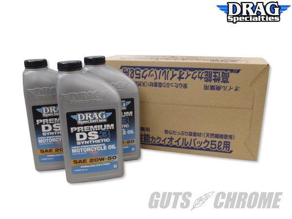 ■商品概要【セット内容】品番：3601-0775 DRAG 100％化学合成 20W-50 シルバーエンジンオイル×3本品番：18-0002 廃油処理パック×1個■詳細説明GUTS CHROMEオリジナル 車両1台分のエンジンオイル交換セットです。定期的なオイル交換が車両のコンディションを保つ秘訣です。Drag Specialties製オイルはハーレーエンジンの為に独自の添加剤を使用し特別精製されたオイルです。独自の添加剤により優れた磨耗保護及び耐久性を持ち、高温下でも粘性を失いません。カーボンおよびスラッジの堆積を防ぎ、エンジン内部に高い油膜強度を得ることができます。100％化学合成20W-50シルバーは、粘度保持、オイル保護膜、酸化防止において、従来の鉱物オイルに比べて高い性能を誇ります。■注意点※グレードや粘度の買い間違えにご注意ください。※オイルフィルターは付属致しません。別途ご購入くださいませ。※必要量はオーナーズマニュアルまたはサービスマニュアルをご確認下さい。※廃油パックのパッケージが写真と異なる場合がありますが、容量や品質は同じものとなります。あらかじめご了承ください。※配達状況によって容器にへこみ(凹み)や傷などが発生する場合がございますが、中身の品質には影響ございませんので返品交換はオイル漏れ時のみ対応させていただきます。※メーカー都合により商品の仕様変更がある場合がございます。ご了承ください。■適合車種エボ-現行のビッグツインモデル&ensp;エボ-現行のビッグツインモデルエボ-現行のスポーツスターモデル&ensp;エボ-現行のスポーツスターモデル