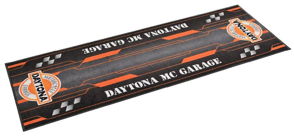 ■商品概要●デイトナ モーターサイクルガレージ BASICシリーズ用 オプション品●車両整備や保管に便利なフロアマット。ゴム素材＋耐久性の高いナイロン起毛仕様●ベースのゴム素材はオイルなどを通さないため床を汚しません。汚れた際は高圧洗浄機などで水洗い可能●ガレージサイズに合わせて使用可能(DBS-1830L／H：2枚、DBS-2630L／H：3枚)●寸法：幅820×長さ2300mm、重量：4.2kg・材質：ベース／ゴム、起毛／ナイロン■詳細説明ゴム素材のベースの上に耐久性の高いナイロン起毛を採用したメンテナンスマット。バイクの整備や保管時に使用でき、ベースのゴム素材がオイルなどを通しにくいため、サーキットやガレージの床の汚れを抑えます。汚れた際は、高圧洗浄機などで水洗いが可能です。ガレージ機種：DBS-1830L／H：2枚、DBS-2630L／H：3枚 で3枚敷くことができます。同デザインのマルチマット(品番：69740)とセットで使うのもオススメ。■注意点※防炎素材ではありません。※メーカー都合により商品の仕様変更がある場合がございます。ご了承ください。※画像には他の商品が含まれている場合があります。