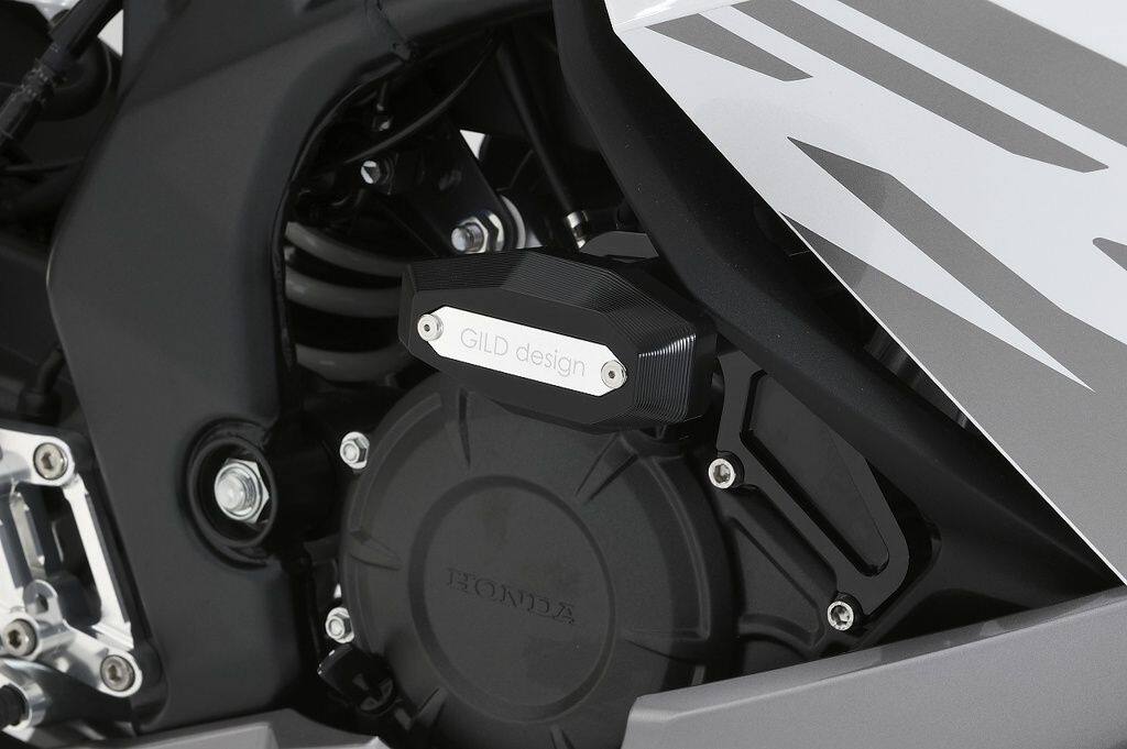■詳細説明転倒した際にエンジンへのダメージを最小限に抑えるスライダー。ベースはアルミ(A2017)を採用し、スライダー部はジュラコン(R)を採用。ハイブリッド仕様によって高速走行時の転倒ではジュラコン(R)が削れ、更にスライドした際はアルミ部分が削れる仕様。また軽い転倒によるジュラコン(R)部を損傷した場合はリペアパーツによる修復が可能。スライダー本体はジュラコン(R)のため、転倒した際に車体を保護する役目を果たします。取り付けた際の飛び出し量を広く設定しているため、車体ダメージを軽減させます。※。ジュラコン。(R)はポリプラスチックス株式会社の日本その。他の国の登録商標である。【車種】CBR250RR(MC51)。在庫がなくなり次第廃盤となります。■注意点※画像には他の商品が含まれている場合があります。※メーカー都合により商品の仕様変更がある場合がございます。ご了承ください。■適合車種CBR250RR&ensp;CBR250RR&ensp;&ensp;備考: MC51