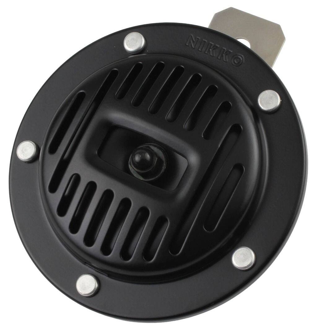 ■商品概要ブラックカチオン塗装外径：93mm厚さ：44mm取付穴径：M612V 2.5ALow Tone 350Hz音量：108dB日本製■詳細説明クラシカルなフォルムで人気の12V ユニバーサルホーンのブラックです。シックな仕上がりにコーディネートできるブラックはカチオン塗装仕上げです。車両のカスタムカラーに合わせてメッキまたはブラックからお選びください。■注意点※12V車専用。※画像には他のカラー・他の商品が含まれている場合があります。※メーカー都合により商品の仕様変更がある場合がございます。ご了承ください。■適合車種&ensp;&ensp;&ensp;備考: 汎用