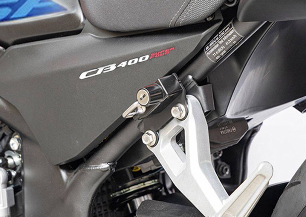 ■商品概要適合車種・型式・年式HONDA (ホンダ)：CB400 SUPER FOURE-Clutch(型式：8BL-NC70／2026年式以降)取付位置：左側タンデムステップ共締め便利設計：有名ヘルメットメーカーの帽体で実際に固定位置を確認・検証済みの使い勝手を重視した設計■詳細説明発売前から注目の的となっている新型「CB400 SUPER FOURE-Clutch(8BL-NC70)」専用のヘルメットロックです。日常の街乗りからツーリング時の休憩、出先での駐車時にヘルメットを安全にホールドできるマストアイテム。左側のタンデムステップステーに共締めするだけのボルトオン設計で、車体のシルエットを崩さずにスマートに装着可能です。■注意点※CBR400R E-cluthには使用できません※画像には他の商品が含まれている場合があります。※メーカー都合により商品の仕様変更がある場合がございます。ご了承ください。■適合車種CB400スーパーフォア E-Clutch&ensp;CB400スーパーフォア E-Clutch 年式: 26-27