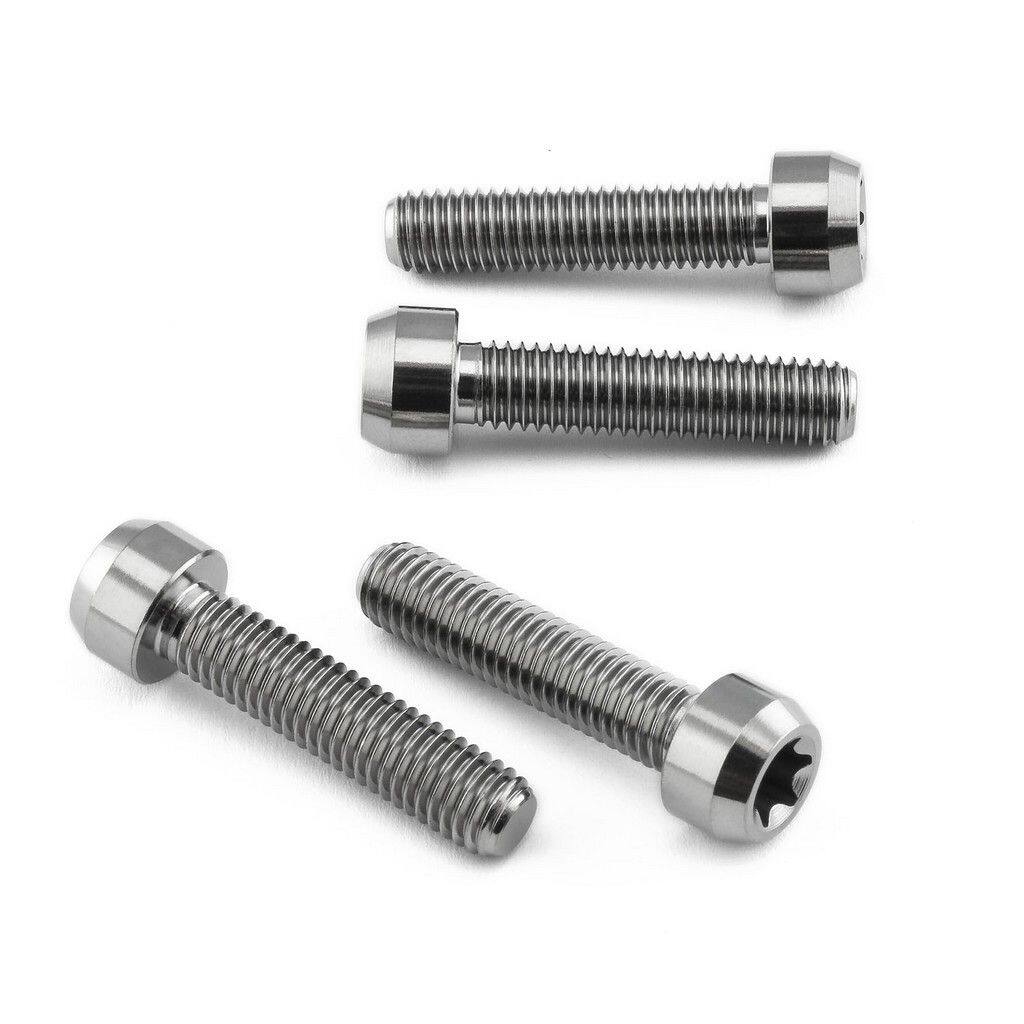 ■商品概要素材：チタン製品タイプ：フォーク重さ：48.81g入数：4穴あけ加工：なし■詳細説明高張力6AL-4V(グレード5)チタン製。泥や水しぶきを浴びるバイクの前方のボルトは腐食しやすい傾向にあります。この交換用ボルトは耐腐食性に優れ、またオリジナルのスチール製よりも40％も軽量です。メーカーオリジナルと同じトルク設定で締め付けできます。ボルトをアップグレード！■注意点※メーカー都合により商品の仕様変更がある場合がございます。ご了承ください。■適合車種RS250&ensp;RS250 年式: 98-03HP4&ensp;HP4 年式: 12-14R Nine T Sport&ensp;R Nine T Sport 年式: 16-18S1000RR&ensp;S1000RR 年式: 10-23S1000R&ensp;S1000R 年式: 14-22S1000XR&ensp;S1000XR 年式: 15-19749R&ensp;749R 年式: 04-06999R S&ensp;999R S 年式: 02-05CBR1000RR Fireblade&ensp;CBR1000RR Fireblade 年式: 17-19VTR1000 F Firestorm&ensp;VTR1000 F Firestorm 年式: 97-05Ninja H2&ensp;Ninja H2 年式: 15-18ZX-10R BF-CF&ensp;ZX-10R BF-CF 年式: 11-15ZX-10R C1H-C2H&ensp;ZX-10R C1H-C2H 年式: 04-05ZX-10R D6F-D7FA Ninja&ensp;ZX-10R D6F-D7FA Ninja 年式: 06-07ZX-10R E8F-E9FA Ninja&ensp;ZX-10R E8F-E9FA Ninja 年式: 08-10ZX-10R SGF Ninja&ensp;ZX-10R SGF Ninja 年式: 16-18ZX-6R 636&ensp;ZX-6R 636 年式: 13-18ZX-6R AF-BF Ninja&ensp;ZX-6R AF-BF Ninja 年式: 09-12ZX-6R P7-P8 Ninja&ensp;ZX-6R P7-P8 Ninja 年式: 07-08GSR750Z&ensp;GSR750Z 年式: 14-16GSR750&ensp;GSR750 年式: 11-16GSX-R1000 L7+&ensp;GSX-R1000 L7+ 年式: 17-22TT600 Series1&ensp;TT600 Series1 年式: 00-03YZF-R1 Big Bang&ensp;YZF-R1 Big Bang 年式: 09-14