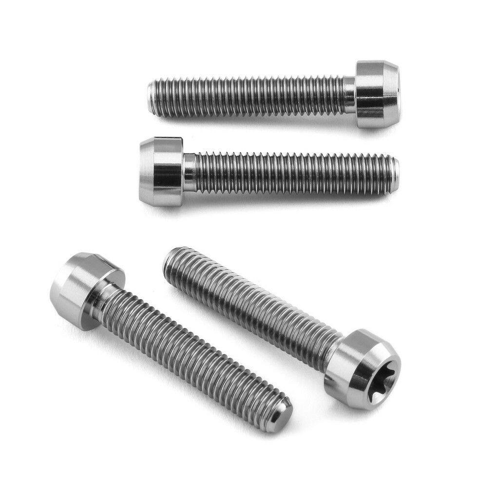 ■商品概要素材：チタン製品タイプ：フォーク重さ：52.49g入数：4穴あけ加工：なし■詳細説明高張力6AL-4V(グレード5)チタン製。泥や水しぶきを浴びるバイクの前方のボルトは腐食しやすい傾向にあります。この交換用ボルトは耐腐食性に優れ、またオリジナルのスチール製よりも40％も軽量です。メーカーオリジナルと同じトルク設定で締め付けできます。ボルトをアップグレード！■注意点※メーカー都合により商品の仕様変更がある場合がございます。ご了承ください。■適合車種RSV1000 Mille&ensp;RSV1000 Mille 年式: 98-01RSV1000 Tuono R Fighter&ensp;RSV1000 Tuono R Fighter 年式: 02-05CBR1000RR-R Fireblade&ensp;CBR1000RR-R Fireblade 年式: 20-22CRF450R&ensp;CRF450R 年式: 17-20Versys 1000&ensp;Versys 1000 年式: 12-15ZX-12R A1-A2 Ninja&ensp;ZX-12R A1-A2 Ninja 年式: 00-01ZX-12R B1-B6F Ninja&ensp;ZX-12R B1-B6F Ninja 年式: 02-06ZX-6R 636 B1-B2 Ninja&ensp;ZX-6R 636 B1-B2 Ninja 年式: 03-04ZX-6R 636 C1-C2 Ninja&ensp;ZX-6R 636 C1-C2 Ninja 年式: 05-06ZX-6R F1-F2-F3 Ninja&ensp;ZX-6R F1-F2-F3 Ninja 年式: 95-97ZX-6R G1-G2 Ninja&ensp;ZX-6R G1-G2 Ninja 年式: 98-99ZX-6R J1-J2-J3 Ninja&ensp;ZX-6R J1-J2-J3 Ninja 年式: 00-02ZX-7R P1-P7 Ninja&ensp;ZX-7R P1-P7 Ninja 年式: 96-03ZX-9R C1-C2 Ninja&ensp;ZX-9R C1-C2 Ninja 年式: 98-99ZX-9R E1-E2 Ninja&ensp;ZX-9R E1-E2 Ninja 年式: 00-01ZX-9R F1-F2 Ninja&ensp;ZX-9R F1-F2 Ninja 年式: 02-03ZZR1400 A6F-A7F-D8F-D9F&ensp;ZZR1400 A6F-A7F-D8F-D9F 年式: 06-11ZZR1400&ensp;ZZR1400 年式: 12-22GSX1300R Hayabusa&ensp;GSX1300R Hayabusa 年式: 21-22GSX1400&ensp;GSX1400 年式: 01-07Katana&ensp;Katana 年式: 19-22Daytona 900 Super III&ensp;Daytona 900 Super III 年式: 94-96Daytona T595 955CC&ensp;Daytona T595 955CC 年式: 97-98Speed Triple 955i&ensp;Speed Triple 955i 年式: 97-01Trident&ensp;Trident 年式: 91-98MT-10&ensp;MT-10 年式: 16-21YZF-R1M&ensp;YZF-R1M 年式: 18-22YZF-R1&ensp;YZF-R1 年式: 02-22YZF-R6&ensp;YZF-R6 年式: 03-21