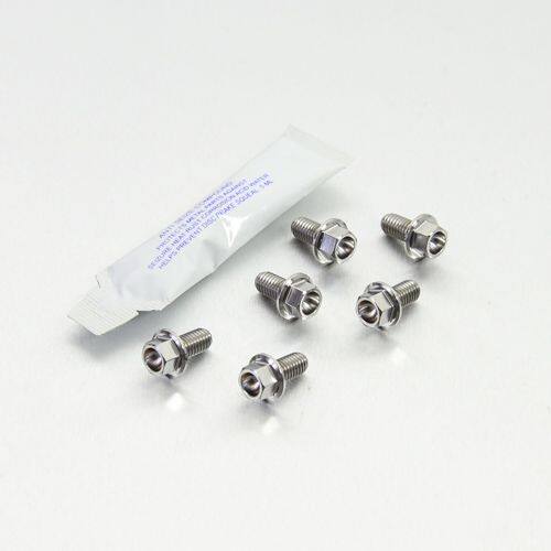 ■商品概要リア素材：チタン製品タイプ：ブレーキ／キャリパーヘッド形状：フランジヘックスヘッドねじピッチ：1.00mm重さ：22.29g入数：6穴あけ加工：なしねじ径：6.00mmねじ部の長さ：12.00mmヘッド高さ：6.00mmフランジ径：12.00mm長さ：12.00mmソケットサイズ：8.00mm■詳細説明チタン ディスクボルト M6×12 フランジヘックス リア 6個パック。■注意点※ステンレスとチタンで作られたプロボルト社の Pro-Bolt ディスクボルトキットは、非鉄金属で非磁性です。※ボルトとしての機能自体は全く問題ありませんが、ステンレス、チタンのボルトを使用すると、元のボルト(鉄製)を利用して読み取りを行うバイクのスピードメーターやABSセンサーが機能しない可能性があります。※物理的なスピード センサー(ワイヤー式等) を備えた車両には影響ありません。※メーカー都合により商品の仕様変更がある場合がございます。ご了承ください。■適合車種FE 350&ensp;FE 350 年式: 17-18500 EXC-F&ensp;500 EXC-F 年式: 17-18125 SX&ensp;125 SX 年式: 16-22&ensp;125 SX 年式: 23-26