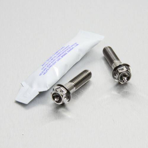 ■商品概要素材：チタン製品タイプ：ブレーキ／キャリパー重さ：25.93g入数：2穴あけ加工：あり■詳細説明チタンフロントブレーキキャリパーマウントボルトキット。フォークにフロントキャリパーをマウントするのに使用します。このキットは、より良い耐食性があり、オリジナルのボルトよりも約40％軽量です。メーカーの設定のトルクにて締め付けができます。■注意点※チタンのカラー仕上げは、プロボルト社のアルミニウム製品と同一ではありませんのでご了承ください。※メーカー都合により商品の仕様変更がある場合がございます。ご了承ください。■適合車種CBR300R&ensp;CBR300R 年式: 14-22CRF250L&ensp;CRF250L 年式: 12-16Montesa 4RT&ensp;Montesa 4RT 年式: 17NC700&ensp;NC700 年式: 12-13