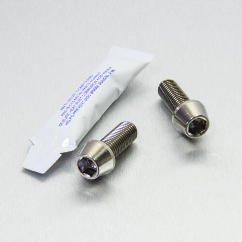 ■商品概要素材：チタン製品タイプ：ブレーキ／キャリパー重さ：36.09g入数：2穴あけ加工：なし■詳細説明チタンボルト 高張力6AL-4V(グレード5)チタン製。泥や水しぶきを浴びるバイクの前方のボルトは腐食しやすい傾向にあります。この交換用ボルトは耐腐食性に優れ、またオリジナルのスチール製よりも40％も軽量です。メーカーオリジナルと同じトルク設定で締め付けできます。ボルトをアップグレード！■注意点※メーカー都合により商品の仕様変更がある場合がございます。ご了承ください。■適合車種Mito 125&ensp;Mito 125 年式: 98-00748&ensp;748 年式: 94-98