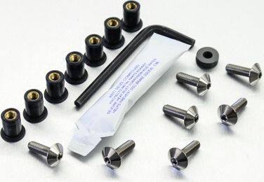 ■商品概要素材：ステンレス製品タイプ：ボディーワーク／フェアリング重さ：37.53g入数：7穴あけ加工：なし■詳細説明ステンレス スクリーンボルトキット - ボルト、ラバーナットおよびアンチスクラッチワッシャ7個セット。取り付け簡単。12mmヘッド外径M5ボルトを含みます。■注意点※メーカー都合により商品の仕様変更がある場合がございます。ご了承ください。■適合車種RS125&ensp;RS125 年式: 99-05RS250&ensp;RS250 年式: 98-03RS50&ensp;RS50 年式: 98-05851 Desmo&ensp;851 Desmo 年式: 87-92888&ensp;888 年式: 91-93CBR954 Fireblade&ensp;CBR954 Fireblade 年式: 02-03&ensp;&ensp;備考: RR2-RR3GPZ750 Turbo&ensp;GPZ750 Turbo 年式: 84-85GSX-R750 SRAD&ensp;GSX-R750 SRAD 年式: 96-99&ensp;&ensp;備考: WT-WXFZ6 Fazer&ensp;FZ6 Fazer 年式: 04-06FZS600 Fazer&ensp;FZS600 Fazer 年式: 00-03RD350 YPVS&ensp;RD350 YPVS 年式: 73-75TDM900&ensp;TDM900 年式: 02-10