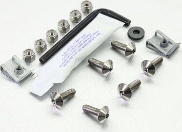 ■商品概要カラー：シルバー素材：ステンレス製品タイプ：ボディーワーク／フェアリング重さ：33.07g穴あけ加工：なし入数：12■詳細説明フェアリングのルックスを完璧に！このキットにはスクリーン周辺に使えるボルト、ナットおよびアンチスクラッチワッシャが含まれています。素材は磨き仕上げステンレススチール。■注意点※メーカー都合により商品の仕様変更がある場合がございます。ご了承ください。■適合車種VTR1000 SP2&ensp;VTR1000 SP2 年式: 02-05&ensp;&ensp;備考: RC51