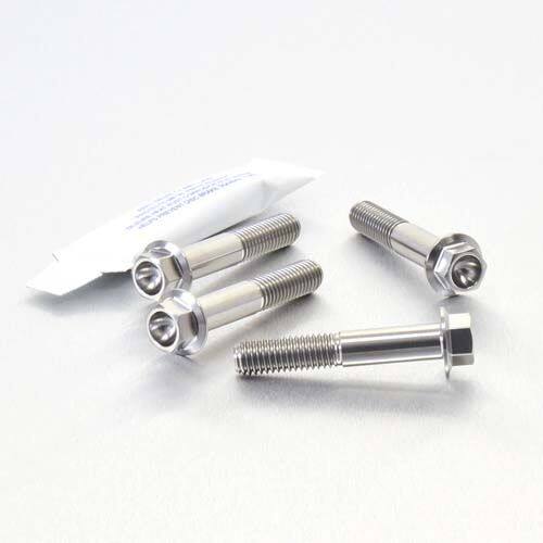 ■商品概要素材：チタン製品タイプ：ヨーク／バー重さ：49.61g入数：4穴あけ加工：なし■詳細説明ハンドルバークランプピンチボルトチタンセットこれらは、レトロ／フラットバー用の上部ヨークにクランプするか、クリップ上のハンドルバークランプを介してトップヨークにクリップするか、クリップオン／スポーツバイクハンドルバーのフォークを通すボルトです。あなたのバイクのモデルに応じて適合します。チタン製で軽量、耐腐食性に優れています。テーパーヘッドまたはフランジヘックスヘッドのいずれかで供給され、キットには銅グリースとPro-Boltステッカーも含まれています。■注意点※チタンの色の仕上げはアルミニウムの仕上げと同じではありません。※メーカー都合により商品の仕様変更がある場合がございます。ご了承ください。■適合車種FC 450&ensp;FC 450 年式: 17-18FE 450&ensp;FE 450 年式: 15-16450 EXC&ensp;450 EXC 年式: 15-16