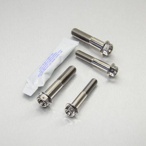 ■商品概要素材：チタン製品タイプ：ヨーク／バー重さ：53.33g入数：4穴あけ加工：あり■詳細説明チタン トップ＆ボトム トリプルクランプボルトキット カッパーグリースを含むキット。これらはフォークtoヨーク クランプボルトです。提供されるボルトはオリジナルと同様のヘッドスタイルと寸法です。耐腐食性に優れ、スチール製のオリジナルより40％軽量です。■注意点※メーカー都合により商品の仕様変更がある場合がございます。ご了承ください。■適合車種CBR300R&ensp;CBR300R 年式: 14-22