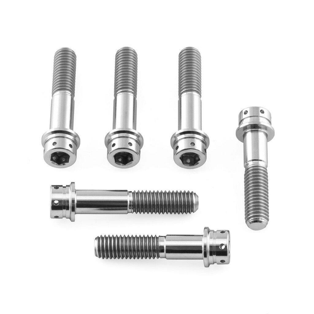 ■商品概要素材：チタン製品タイプ：ヨーク／バー重さ：70.17g入数：6穴あけ加工：あり■詳細説明チタン トップ＆ボトム トリプルクランプボルトキット カッパーグリースを含むキット。これらはフォークtoヨーク クランプボルトです。提供されるボルトはオリジナルと同様のヘッドスタイルと寸法です。耐腐食性に優れ、スチール製のオリジナルより40％軽量です。■注意点※メーカー都合により商品の仕様変更がある場合がございます。ご了承ください。■適合車種Versys 1000&ensp;Versys 1000 年式: 12-15GSX-R1000&ensp;GSX-R1000 年式: 07-08&ensp;&ensp;備考: K7-K8