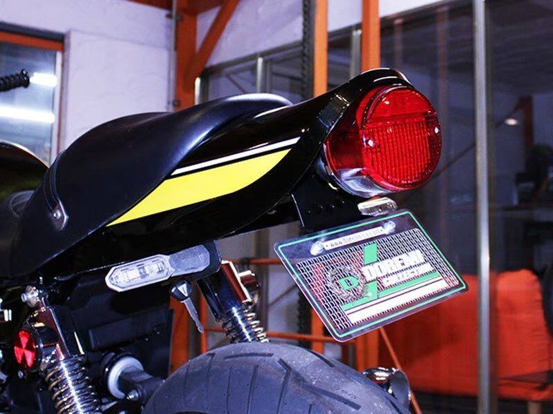 ■商品概要【仕様】ナンバー新基準対応、Z900RSノーマルウインカー/Z1/Z2テールランプ対応型参考取り付け時間：1.0hDOREMIオリジナルパーツZ1_Style_CUSTOM_Parts■詳細説明ナンバープレートの新基準に対応したフェンダーレスキットです。テールランプの出幅を調整できるZ1スタイルカウル専用品です。■注意点※画像には他の商品が含まれている場合があります。※メーカー都合により商品の仕様変更がある場合がございます。ご了承ください。■適合車種Z900RS&ensp;Z900RSZ900RS CAFE&ensp;Z900RS CAFE