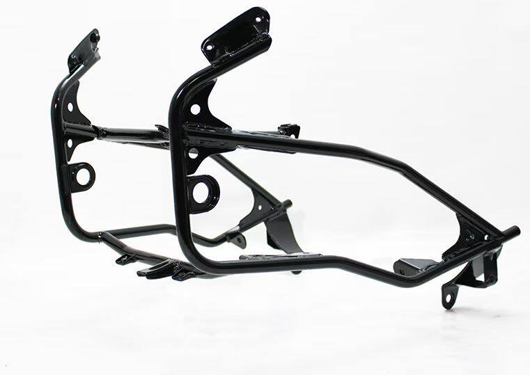 ■商品概要素材：スチール製仕上げ：パウダーコート［艶有り黒］Reproduction_Parts国内3社合同開発パーツ■詳細説明GPZ900Rにとってアッパーカウルはデザインの象徴。そのカウルを支えるカウルステーは車体に欠かせない重要パーツです。振動や経年劣化、さらには転倒などによって曲がりやすく、錆や歪みも発生しやすいため、信頼できる新品を確保しておくことは大きな安心につながります。そこで、長らくカワサキ純正品が廃番となっていた「GPZ900Rアッパーカウルステー」を、純正同等品として忠実に再現しました。形状や取付ボルト位置はもちろん、素材にはスチールパイプを採用し、溶接部の強度にも配慮。仕上げには耐久性に優れたパウダーコート(艶有り黒)を施しています。この アッパーカウルステー は、中川商会様・ブルドッカータゴス様との3社共同企画 により誕生したコラボ製品です。そのため、本製品はドレミコレクション・中川商会様・ブルドッカータゴス様の各ルートから、また、全国の二輪部品販売店からでもご購入出来ますので、お問い合わせください。■注意点※メーカー都合により商品の仕様変更がある場合がございます。ご了承ください。■適合車種GPZ900R&ensp;GPZ900R