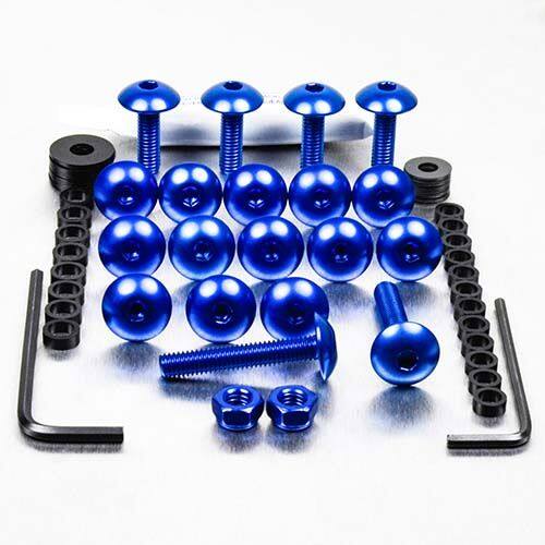 ■商品概要素材：アルミニウム製品タイプ：ボディーワーク／フェアリング重さ：63.31g入数：21穴あけ加工：なし■詳細説明フロントマッドガード、ベリーパン、シートユニットおよびノーズコーン等、サイドフェアリング上に見える固定具を交換するボルトです。キットの使い方は簡単。- ボルトを一つ外したら、同じ長さのPro-Boltを元の固定クリップに挿入するだけ。これができない部位については適切なナットが付属しています。摩耗したオリジナルのレセプタクルを交換したい場合は、別売りで個別購入できます。我々のアルミドームヘッドフェアリングボルトは7075グレードのアルミで、オリジナルの60％軽量という驚異の軽さを誇ります。明るいブルーから落ち着いたシルバーまで、7種類のカラーから選べます。このフェアリングキットはあなたのバイクをユニークにカスタマイズする良い方法です。キットにはPro-Lube、アンチスクラッチワッシャと六角レンチも含まれます。締め付けトルクの説明書付属。■注意点※スクリーンキットは別売りです。※メーカー都合により商品の仕様変更がある場合がございます。ご了承ください。■適合車種XT1200Z Super Tenere&ensp;XT1200Z Super Tenere 年式: 10-20