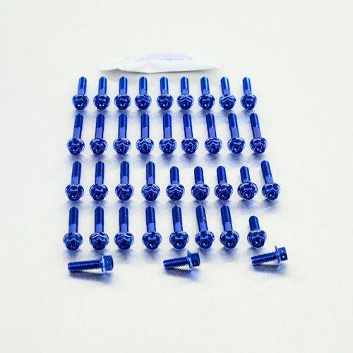 ■商品概要素材：アルミニウム製品タイプ：エンジンキット／パーツ重さ：101.89g入数：38穴あけ加工：あり形状：ヘックスレーススペック■詳細説明クラッチカバー、ウォーターポンプハウジング、オルタネーターカバー、スプロケットカバーを含むサイドエンジンケーシングのオリジナルボルトを全交換するためのボルトです。キットの使い方は簡単。- ボルトを一つ外したら、同じ長さのPro-Boltを選んで交換するだけ。我々のレーススペックボルトはロックワイヤの穴が各面に開けられています。ボルトは7075アルミ材で、オリジナルの60％軽量という驚異の軽さを誇ります。7つのカラーチョイスであなたのマシンに周囲から一歩抜きんでた個性を。キットにはPro-Lubeと六角レンチも含まれます。締め付けトルクの説明書付属。■注意点※メーカー都合により商品の仕様変更がある場合がございます。ご了承ください。■適合車種CBR600RR&ensp;CBR600RR 年式: 07-12