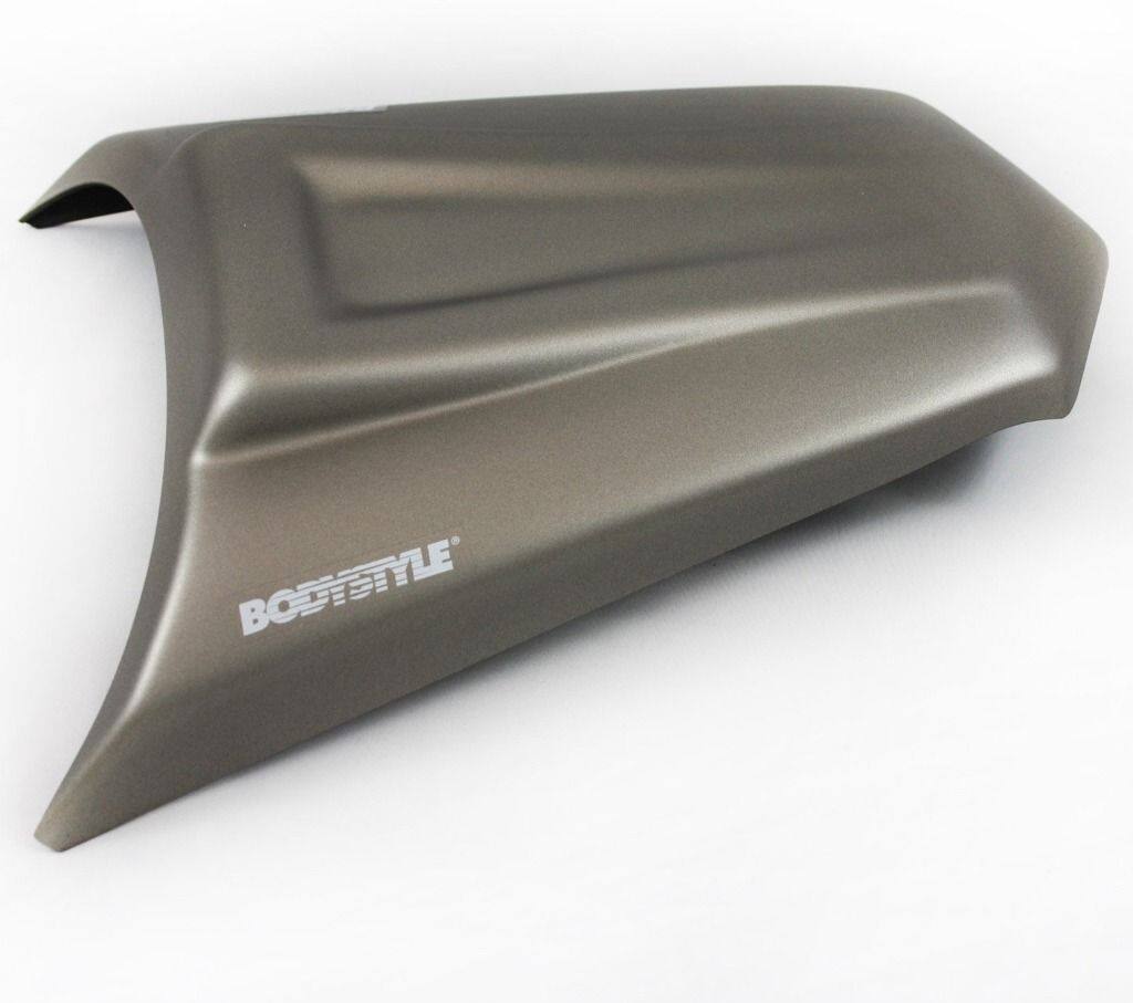 ■注意■この商品は下記となります。必ずご確認ください。シルバー (Metallic Flat Raw Titanium，725)■他の商品はこちらです未塗装はこちらホワイト (Pearl Flat Stardust White，40X)はこちらマットブラック (Metallic Flat Spark Black，739)はこちらホワイト/ブラック (Pearl Flat Stardust White，40X/Metallic Flat SparkBlack，739)はこちらグリーン/ブラック (Candy Lime Green 3，51P/Metallic SparkBlack，660/15Z)はこちら※リンク先に商品がない場合、すでに完売している商品となります。予めご了承ください。■商品概要素材：ABSプラスチック取付：取付可能(必要な部品はすべて付属)■詳細説明BODY STYLE Sportslineシートカバーは、2人乗り仕様をレーシーな1人乗り仕様へ簡単に変えます。高強度ABS樹脂製のこのドレスアップパーツは、車両の純正色で塗装されています。通常は純正タンデムシートの上に取り付けるため、1人乗り仕様と2人乗り仕様を簡単に切り替えられます。ABE認証取得済み。■注意点※取扱説明書が付属する場合は外国語となります。※輸入商材の為、納期が遅れる場合がございます。あらかじめご了承ください。※画像には他のカラー・商品が含まれている場合があります。※メーカー都合により商品の仕様変更がある場合がございます。ご了承ください。※画像には他の商品が含まれている場合があります。■適合車種Ninja 650&ensp;Ninja 650 年式: 17-19&ensp;&ensp;備考: EX650KZ650&ensp;Z650 年式: 17-19&ensp;&ensp;備考: ER650H&ensp;Z650 年式: 17-18&ensp;&ensp;備考: ER650H