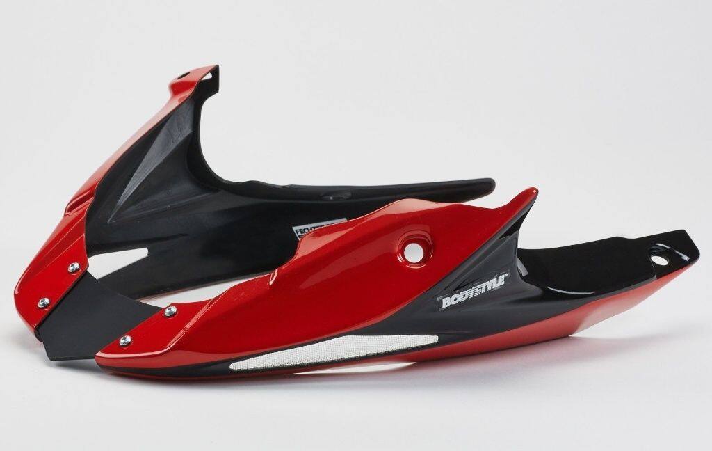 ■商品概要素材：ABSプラスチックカラー：レッド/ブラックカラーコード：Hyper Red， R3486/Black， NH1取付：取付可能(必要な部品はすべて付属)■詳細説明BODY STYLE Sportslineアンダーカウルは、スポーツバイクやネイキッドバイクの外観を引き締めます。高強度ABS樹脂製のこのドレスアップパーツは、車両の純正色で塗装されています。ABE認証取得済み。■注意点※画像の商品カラーはブルーです。※取扱説明書が付属する場合は外国語となります。※輸入商材の為、納期が遅れる場合がございます。あらかじめご了承ください。※メーカー都合により商品の仕様変更がある場合がございます。ご了承ください。※画像には他の商品が含まれている場合があります。■適合車種CB1000R&ensp;CB1000R 年式: 16&ensp;&ensp;備考: SC60
