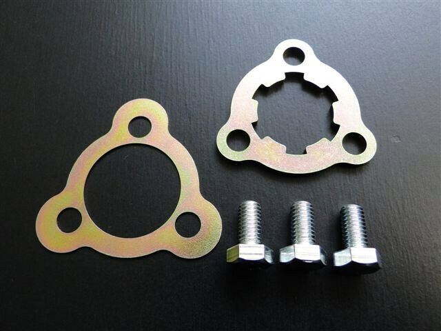■商品概要適合純正品番：27512-33000・09167-28008セット内容：フロントドライブスプロケット固定用フィキシングプレート、ロックワッシャープレート、取付ボルト3本＝5点セット■詳細説明純正欠品のため、数量限定で少量製作しました。フロントのドライブスプロケットを固定するフィキシングプレートとロックワッシャープレートと取付ボルト3本の5点セットです。特にこの部分はガタが出ている場合が多く写真のようにプレートが凹んでガタが出ています。そのためガタがあるまま走行しますとエンジン側のシャフトが痛んでシャフト(生産中止)の交換になるため、そうならないように早目の交換をお勧め致します。また、ロックワッシャーもボルトを取付けた後に曲げてボルトが緩まないようにするため写真のように破けたり変形している場合が多いため、交換が必要です。商品は錆びにくいようにクロメートメッキ(金色)を施しております。日本製品のため高品質で安心して使用できます。なお商品はバラでも販売しております。但しセット品の方がお買い得となります。■適合車種GT380&ensp;GT380 年式: 70-77&ensp;GT380 年式: 70-77&ensp;&ensp;備考: 逆車