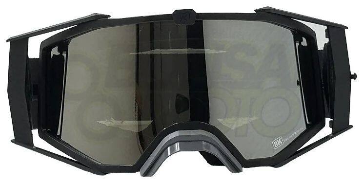 ■商品概要カラー：Black／Gray・マイクロファイバー・ゴーグルバッグ付属・8K専用シングルレンズ対応・8K専用ダブルレンズ対応・8K専用ロールオフシステム対応レンズ：クリア レンズノーズガード：標準装備(着脱可)スポンジ：3レイヤーメガネ：対応ベルト幅：約50mmロールオフシステム：対応■詳細説明極めて曇りにくいゴーグルで人気のイタリアンブランドariete(アリエテ)。8K ゴーグルは、クリア レンズとノーズガードを標準装備。【特徴】■クリアな視界を保つ高性能レンズ・クリア レンズを採用し、曇りの日や薄暗い林の中でも見やすさを確保。■超強力なアンチフォグ・軍需産業直系の防曇性能は圧倒的。■3レイヤースポンジ・3層構造スポンジが快適な装着感と高い密着性を実現。■メガネ対応・メガネの上から装着できるデザイン。・視界を妨げず、快適なライディングをサポート。■ロールオフシステム対応・泥や水滴が多い環境でも視界を確保できるロールオフシステムに対応。・エンデューロやモトクロスなど、過酷な環境でも安心。■幅広ベルト(約50mm)・滑り止め加工付きでヘルメットにしっかり固定。滑り止めのシリコン加工済み。■高い柔軟性をもつフレーム・スポンジと併せて、高いフィット感を実現。【フィットについて】■アジアンフィットフレームアジア人の骨格にあったフレームデザイン。「アジアンフィットとは...？」私たちアジア人の頭部にあったフレームデザインです。従来のユーロフィットゴーグルよりおでこと鼻のスポンジが厚くなっており、よりフィット感がアップしました！「こんな人におすすめ！」・我こそは平たい顔族という方。・お顔の小さい方。・ユーロフィットですきま風を感じていた方。【デザインについて】ゴーグルベルトはRicoo(リクー)によるデザイン！Ricoo(リクー)は、イタリア発のオフロードウエアブランドです。20年以上にわたりスポーツウェアをデザインしてきたデザイナーが、自身もダートバイクを楽しむライダーとして「本当に自分が着たい」と思えるウェアを追求し、立ち上げました。Ricooが大切にしているのは、ライダーにとって欠かせない高い品質・快適な着心地・実用性。そのうえで、スタイリッシュで美しく、シンプルながらしっかりと目を引くデザインを融合させています。機能性だけでも、ファッション性だけでも終わらない--その絶妙なバランスがRicooの魅力です。アパレルブランドとして素材選びにも一切の妥協はなく、すべてイタリア製にこだわって生産。発色や配色にも細部まで気を配り、ライディングシーンはもちろん、バイクを降りた後のスタイルにも自然に馴染みます。「走るための機能」と「着る楽しさ」を両立した、ライダー目線で生まれた本物のライディングウェア。それがRicooです。【こんな方におすすめ】・曇りの日や薄暗い林道を走る方。・競技系ユーザー。・メガネをかけたままゴーグルを使いたい方。・フィット感と視界の安定性を重視する方。■注意点※掲載画像はシルバー クロームミラー レンズ レンズが装備されておりますことご了承ください。※柔軟剤使用禁止。※柔軟剤の使用は、素材を痛めたり性能を発揮できなくなる要因となります。洗濯する際、柔軟剤のご使用はお控えください。※メーカー都合により商品の仕様変更がある場合がございます。ご了承ください。