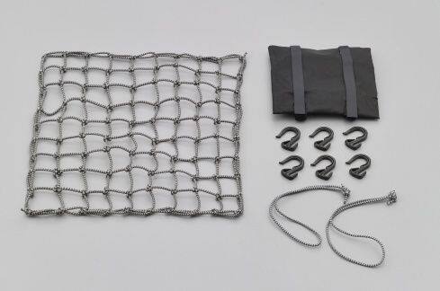 ■商品概要サイズ：400×400mm　9×9マスサイズ：L■詳細説明●収納時に便利なポーチ付。マス目に無駄の出ない、サブコード2本付、フックはコンパクトかつタグれるタイプで使いやすい。・使いやすいコンパクトなフック変形や磨耗が少ない強化プラスチックを使用し、H型断面構造で強度のあるコンパクトフック。コンパクトだから使い勝手も良く、ネットをたぐり、サイズ調整も可能な設計です。・小さなマス目、適度なゴム線径約45mmのマス目で荷こぼれしにくく、実用性を考慮した4.0mmゴムで程よい伸び具合と締め付け具合。・携帯性Good！手のひらサイズの収納ポーチ付きで、なにかとかさばるネットをスッキリ収納。グラブバーなどへもくくれます。・ムダを解消！サブコード2本付きで、ネットのマス目をムダにしにくく、見た目もスッキリ！■注意点※画像には他の商品が含まれている場合があります。※メーカー都合により商品の仕様変更がある場合がございます。ご了承ください。■適合車種Rebel 250&ensp;Rebel 250 年式: 17 型式: 2BK-MC49&ensp;Rebel 250 年式: 17 型式: 2BK-MC49&ensp;&ensp;備考: ABSRebel 500&ensp;Rebel 500 年式: 17 型式: 2BL-PC60&ensp;&ensp;&ensp;備考: 汎用Rebel300&ensp;Rebel300