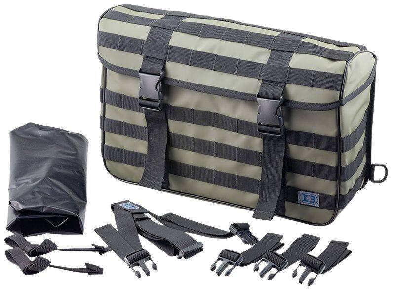 ■商品概要付属品：BAG本体／固定ベルト×3／Y字型シート固定用ベルト×1／レインカバー・下部用装着保護ベルト×2サイズ：30(高さ)×44(幅)×12(奥行)cm材質：Polyester tarpaulin PVCカラー：オリーブグリーン容量：16L本体重量：1.2kg■詳細説明K3からタクティカルサイドバッグのビッグブラックが登場致しました！16Lの大容量に加え、［※1］PALS対応ポーチ等を側面のウェビングへ装着できる嬉しい拡張機能付き、従来のタクティカルサイドバッグより横幅を9cm広げ収納力を向上致しました。日帰りツーリングならばこれ一つでも十分な大きさです。車体への装着方法は背面に備えられた3つのバックルを使用。容易に着脱が可能なので、中身を取り出さずにそのまま持ち運ぶ事も苦になりません。3つのバックルを利用し、付属のY字ベルトを使ってタンデムシートやキャリアに通して装着。フレーム部等への装着が出来ない車両には特に有効です。内部の開口部はドライバッグのようなロールトップ式を採用しており、上部フラップの締め忘れ時にも安心な構造です。(バッグは防水ではございません)車体への吊り下げ時に走行風や振動によるバタツキを抑制するDカンを背面下部に配置。付属のベルトで車体の任意箇所へ結びます。トップ・サイドに［※1］PALS パルス(Pouch AttachmentLadderSystem)に対応したポーチなどが可能なウェビングをトップ・サイドに3列ずつ配置しており自分だけの特別な仕様に出来る点も魅力です。［※1］旧NSSC、現CCDC米国マサチューセッツ州ネイティックにある米軍兵士戦闘能力開発センターによって開発された装備品の取り付けシステム、タクティカルベストやバックパックといったプラットフォームに、弾倉用ポーチや各種アクセサリーを容易かつ頑丈に取り付けることができる事を目標としたシステムです。[※2]MOLLEとも呼ばれています。［※2］MOLLE(モール)とは、「Modular LightLoad-carryingEquipment」(モジュラー軽量耐荷重機器の頭文字による略称)で、タクティカルベストやバックパックなどにポーチなどの装備を個別に取り付けるのではなく、あらかじめ等間隔で縫いつけられた丈夫なナイロン製の帯(モール)に取り付けることにより、装備の多様化を図るシステムの頭文字を省略した名称。MOLLEの構想は、従来のアルミフレームを用いた重量があるALICEパックを用いたベトナム・湾岸を経てテロやゲリラによる戦略単位の小型化・多様化等に必要作戦物資を平易に消耗することなく運搬・運用出来るシステムを検討・模索し始めた頃に1994年にアメリカ国防総省ペンタゴン(ThePentagon)で生まれ、2001年のアメリカ同時多発テロ事件を起因とする対外戦争時に戦地で同システム着用歩兵の活動が動画ニュース等で確認出来たことがきっかけとなって、一般にも次世代歩兵用装備システムとして広く知られるようになりました。■注意点※本製品は［※1］PALS(パルス)、［※2］MOLLE(モール)といったシステムに対応出来るウェビングをトップ・サイドに3列ずつ配置しておりますが、車両走行時に同システムを用いた携行品取付を行ったまま走行致しますと風圧や路面段差衝撃等により携行品が脱落する可能性もございますので、車両走行時には同システム携行品をお取外しいただく様お願いいたします。※お色味は合成画像となるので、(K3品番：ZK3-10004B)こちらの製品画像のお色味をご参照の上ご検討ください。※画像には他のカラー・商品が含まれている場合があります。※メーカー都合により商品の仕様変更がある場合がございます。ご了承ください。　※画像はイメージです。■適合車種&ensp;&ensp;&ensp;備考: 汎用