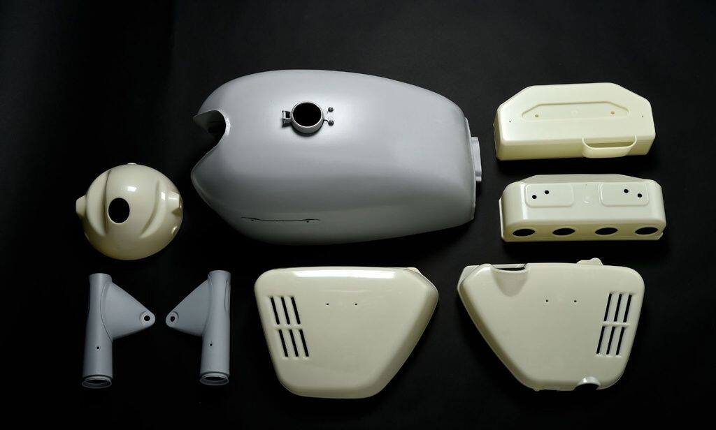 ■詳細説明無塗装のCB750FOUR-Kタンク(MRS-H75-T4)、サイドカバーABS製左右(MRS-H75-71)、KO初期2点留めエアクリーナーケースABS製(MRS-H75-T135)、ヘッドライトケース(MRS-H75-F224)、フロントフォークカバーセット塗装なし(MRS-H75-712)のセットです。ペイントベースで、好み等に合わせてペイントしていただけます。いずれのパーツも単品でご購入も可能となっています。■注意点※本製品の取付は、車両本体のメーカー発行サービスマニュアルを基本として、確かな知識と技術を持ったサービス工場(認定工場)にてプロのメカニックにより行ってください。※近年エンドユーザー様がご自身で取り付けを行おうとし、きちんと取り付けられなかったり、または付近の部品が社外部品に交換されていることに気づかず、これが原因で取り付けられない事案が発生しています。※適正な環境や工具が揃わないために、怪我や他部品の故障などが発生する可能性も大いにあります。※取り付けはご自身で行わず、必ずプロショップにて行なってください。※メーカー都合により商品の仕様変更がある場合がございます。ご了承ください。■適合車種CB750&ensp;CB750&ensp;&ensp;備考: K0