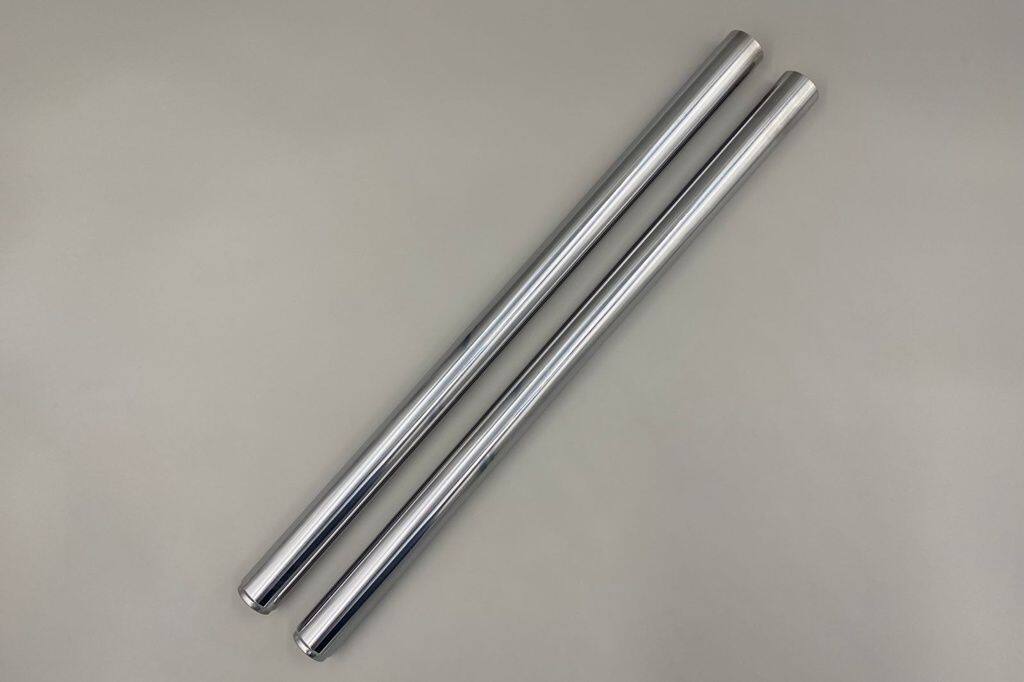 ■商品概要2本全長：約610mm■詳細説明フロントフォークインナーチューブに求められる強度と、精度を限りなく追求しました。後期型(78-80 年)、Z750-1000の四角ボルトタイプ。2本1台分のセット販売。■注意点※本製品の取付は、車両本体のメーカー発行サービスマニュアルを基本として、確かな知識と技術を持ったサービス工場(認定工場)にてプロのメカニックにより行ってください。※近年エンドユーザー様がご自身で取り付けを行おうとし、きちんと取り付けられなかったり、または付近の部品が社外部品に交換されていることに気づかず、これが原因で取り付けられない事案が発生しています。※適正な環境や工具が揃わないために、怪我や他部品の故障などが発生する可能性も大いにあります。※取り付けはご自身で行わず、必ずプロショップにて行なってください。※メーカー都合により商品の仕様変更がある場合がございます。ご了承ください。　※画像はイメージです。■適合車種KZ1000LTD&ensp;KZ1000LTD&ensp;&ensp;備考: B1.B2&ensp;KZ1000LTD&ensp;&ensp;備考: B3&ensp;KZ1000LTD&ensp;&ensp;備考: B4KZ1000MK2&ensp;KZ1000MK2 年式: 79&ensp;&ensp;備考: A3&ensp;KZ1000MK2 年式: 80&ensp;&ensp;備考: A4KZ1000&ensp;KZ1000 年式: 78&ensp;&ensp;備考: A2Z1-R&ensp;Z1-R 年式: 78&ensp;&ensp;備考: D1&ensp;Z1-R 年式: 79|80&ensp;&ensp;備考: D2.D3Z750FX&ensp;Z750FX 年式: 79&ensp;&ensp;備考: D2&ensp;Z750FX 年式: 80&ensp;&ensp;備考: D3
