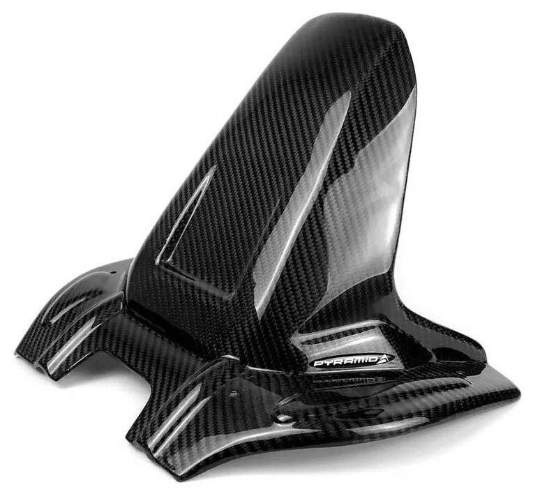 ■商品概要CarbonF1グレードのプリプレグカーボンファイバー製■詳細説明Pyramidのリアフェンダーは、Pyramid Plasticsを代表する製品のひとつです。車種専用設計で、保護性能を大きく高めるとともに、個性的なスタイリングを演出します。PyramidPlasticsは可能な限り、スイングアームの下まで覆う保護形状と、既存のガードに代わる一体型チェーンガードを採用し、ショックアブソーバーとチェーンをしっかり保護します。Pyramid Plasticsのリアフェンダーは、幅広いカラーを用意しています。詳細な取付説明書と、必要に応じた追加の取付部品を同梱し、安全に梱包してお届けします。車両の加工は不要です。■注意点※飛び石による塗装の欠けやひび割れの影響を抑えるため、PyramidPlasticsのVentureShield保護フィルムの使用を推奨しています。特に、地面に近い位置に取り付ける塗装済み製品には使用を推奨します。※車体の低い位置にある前向きの外装部品にVentureShieldを装着しない場合、飛び石やその他の異物による損傷は避けられません。※取扱説明書が付属する場合は、外国語となります。※輸入商材の為、納期が遅れる場合がございます。あらかじめご了承ください。※画像には他の商品が含まれている場合があります。※メーカー都合により商品の仕様変更がある場合がございます。ご了承ください。■適合車種GSX-R1000&ensp;GSX-R1000 年式: 17-26