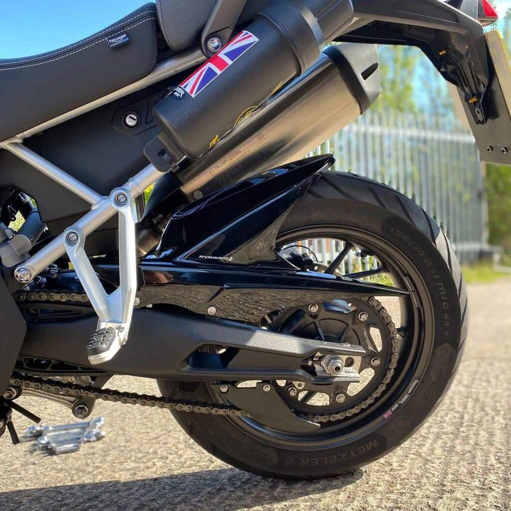 ■商品概要カラー：Gloss Black高さ：560mm幅：300mm奥行き：280mm重量：0.74kgグラスファイバー製■詳細説明チェーンガードを一体化した車種専用設計です。Pyramidのリアフェンダーは、Pyramid Plasticsを代表する製品のひとつです。車種専用設計で、保護性能を大きく高めるとともに、個性的なスタイリングを演出します。PyramidPlasticsは可能な限り、スイングアームの下まで覆う保護形状と、既存のガードに代わる一体型チェーンガードを採用し、ショックアブソーバーとチェーンをしっかり保護します。Pyramid Plasticsのリアフェンダーは、幅広いカラーを用意しています。詳細な取付説明書と、必要に応じた追加の取付部品を同梱し、安全に梱包してお届けします。車両の加工は不要です。■注意点※本製品はPyramidのショックシールド(816003M)と併用できません。※飛び石による塗装の欠けやひび割れの影響を抑えるため、PyramidPlasticsのVentureShield保護フィルムの使用を推奨しています。特に、地面に近い位置に取り付ける塗装済み製品には使用を推奨します。※車体の低い位置にある前向きの外装部品にVentureShieldを装着しない場合、飛び石やその他の異物による損傷は避けられません。※取扱説明書が付属する場合は、外国語となります。※輸入商材の為、納期が遅れる場合がございます。あらかじめご了承ください。※画像には他の商品が含まれている場合があります。※メーカー都合により商品の仕様変更がある場合がございます。ご了承ください。■適合車種Tiger 850 Sport&ensp;Tiger 850 Sport 年式: 21-26