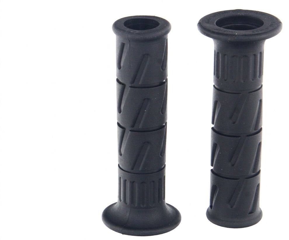 ■商品概要タイプ：OEM-RR GRIPS色[カラー]：ブラック材質[素材]：Super Soft(高柔軟性エラストマー)仕様：貫通(エンド穴あき)内容量[数量]：左右セット内径：Φ22/24mm長さ：127mm■詳細説明商品の性質上、表記寸法と若干異なる場合がございます。予めご了承ください。■注意点※ゴム製品の性質上、寸法に若干の誤差がある場合があります。予めご了承ください。※ゴム製品の性質上、寸法には若干の誤差がある場合があります。(グリップ取り付け時の寸法を表記しております。)。※メーカー都合により商品の仕様変更がある場合がございます。ご了承ください。■適合車種&ensp;&ensp;&ensp;備考: 汎用