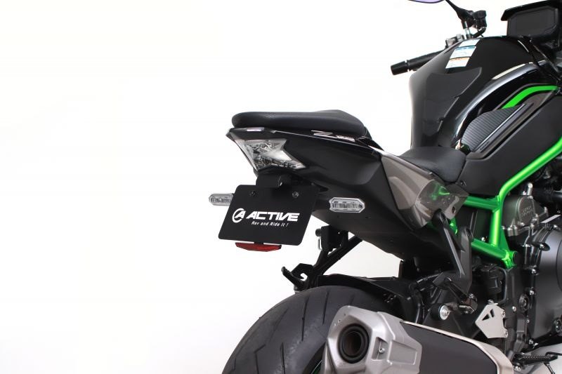 ■商品概要ナンバー灯：LEDナンバー灯付きカラー：ブラックナンバー角度：40度ボルトオン■詳細説明車体に加工が必要なく、ノーマルウィンカーの取り付けはもちろん、装着位置やステーの形状にまでこだわった、スタイリッシュかつ車検に対応するフェンダーレスキットです。■注意点※写真は実際の製品と異なる場合がございます。※別売りのリフレクターキットが必要です。※車検証に記載された車両全長から±30mm以上変わると、構造変更が必要になる場合があります。車検場で指示があった場合は、検査官に従い記載事項の変更を受けてください。※メーカー都合により商品の仕様変更がある場合がございます。ご了承ください。　※画像はイメージです。■適合車種Z H2 SE&ensp;Z H2 SE 年式: 21-25Z H2&ensp;Z H2 年式: 20-25Z900 SE&ensp;Z900 SE 年式: 22Z900&ensp;Z900 年式: 18-24