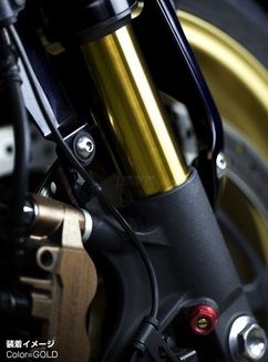 ■商品概要カラー：ゴールド入数：1本■詳細説明近年のスーパースポーツバイクやレーシングバイクのフロントフォークに採用されているチタンコート。TNKインナーチューブカスタマイズドシリーズでは、定番のゴールド、クールなブラック、 さらにシックなカッパーの3色をラインナップ。 高い精度で製作されるインナーチューブにミクロン単位で施されるコーティングは、 イタリアンクラフトマンシップの誇りをも感じることができる逸品。単に美しさだけではないそのクオリティーはレーシングフィールドで活躍するマシンにも装着される。 高品質なエクステリア性と高い低フリクション性を併せ持つチタンコートされたインナーチューブは 多くのライダーの憧れとなる。取り付けた瞬間から感じられる高級感と抜群の作動感を、 より手軽に体感できる「リプレイスメントチタンコーティングチューブ」。それが、TNKのカスタマイズドシリーズ。チタンコーティング加工からリプレイスメントチューブへ・・・今コーティングチューブの新たな時代が始まる。■注意点※画像には他のカラーリングが含まれています。※バイク1台に2本必要となります。※ご注文の際は、純正メーカ品番が使用するバイクの純正品番と同じであるか必ずご確認下さい。※脱着には高度な技術が必要となりますので、サスペンション関連の専門店へご相談ください。※純正品番が使用予定のバイクと違う場合には、車名・年式が合致しても形や寸法が違いますのでご注意ください。（車輌仕向け地により、部品が違うことがあるため）※シール部品、ブッシュ部品などインナーチューブ以外のものは付属されておりません。メーカー純正品をお客様ご自身でご用意ください。※製品改良・相場の変動により、価格・仕様は予告無く変更される場合があります。※製品は原則として標準車への装着を前提としています。　※画像はイメージです。■適合車種V-MAX1200&ensp;V-MAX1200 年式: 96-00 &ensp;&ensp;備考: 【適合その他情報】純正メーカー品番：3LR-23110-00 直径 (mm) ：43 長さ (mm) ：695■商品番号0730065