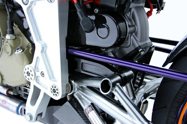■商品概要【重量】STD：238.7g／MOTO CORSE：346.8g （共にベアリング含む）■詳細説明TESI独自のフロントフォークが無いフロントサスペンション機構。リンクロッドを介してショックを引く構造となっています。このリンクロッドには強大な力が掛かります。公道走行のみの車輌でも、曲がりが見受けられたため、厚みを増しリブを設け強度を高めながらも、重量増は最小限に収めました。