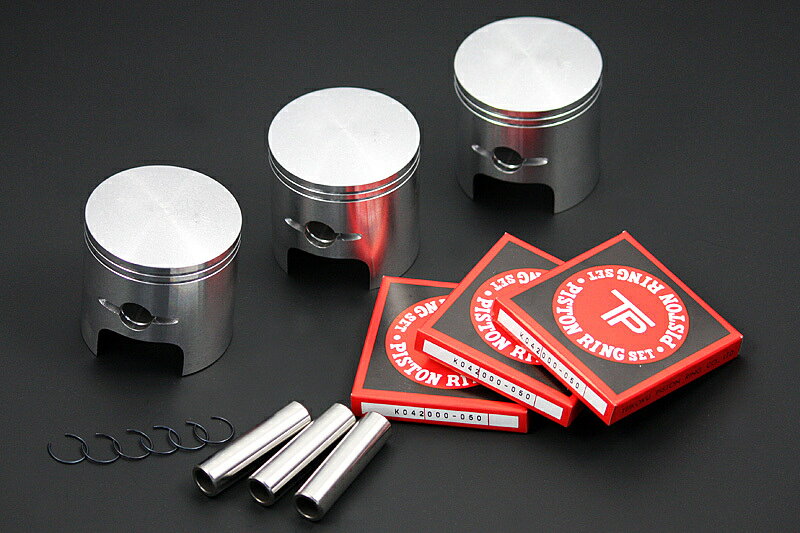 ■商品概要サイズ：60.50mm(＋0.50)【セット内容】・ピストン×3・リング×3・ピン×3・サークリップ×3入数：1セット■詳細説明STDエンジンの持ち味を重視しながら耐久性を考慮した0.50／0.75mmオーバーサイズキャスティングピストン。純正同様の形状で極端なキャブレターのセッティングもほとんど不要です。ピストン、リング、ピン、サークリップを各3気筒分1セットでのデリバリー。■適合車種500SS マッハIII (H1)&ensp;500SS マッハIII (H1)