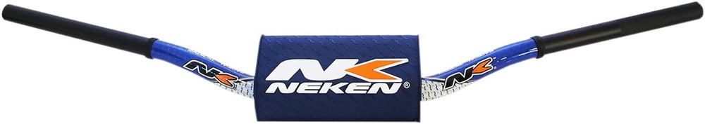 ■商品概要バー径：7／8”クランプエリアバー径：1 1／8”カラー：ブルー、ホワイト穴加工：-グリップエンド高さ：118mm仕上げ：グロスクロスバーパッド付属：○ローレットエンド：○U.S.A.製：-素材：アルミ全幅：820mmプルバック／スウィープ：74mm専用設計：○スタイル：カスタムパーツタイプ：ハンドルバーBAR DIAMETER：7/8”CLAMP AREA BAR DIAMETER：1 1/8”COLOR：Blue，WhiteDRILLED：NoEND RISE/RISE/HEIGHT：118mmFINISH：GlossINCLUDES CROSSBAR PAD：YesKNURLED ENDS：YesMADE IN THE U.S.A.：NoMATERIAL：AluminumOVERALL WIDTH：820mmPULLBACK/SWEEP：74mmSPECIFIC APPLICATION：YesSTYLE：Custom ReplacementTYPE：Handlebar■詳細説明・7010 T-6 aluminum；aerospace quality・Oversized bar made with a variable diameter and wall thickness・11/8”(28.6mm) diameter in the clamping area・7/8”(22mm) diameter at the control ends・40％ lighter and stronger than a classic bar・Laser-etched to aid in handlebar centering and indexing・Knurled clutch side for better grip retention・Bar pad included■注意点※取り扱い説明書は英語となります。※輸入商材の為、納期が遅れる場合がございます。あらかじめご了承ください。