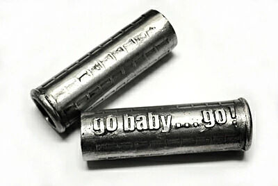 ■商品概要素材：アルミ鋳造製刻印文字：go baby…go!■詳細説明【Wannabe-Choppers(ワナビーチョッパーズ)】とはドイツのカスタムショップ&パーツメーカーです。鋳造パーツ等を中心にドイツの自社の工場内で一つ一つ手作業で製作しています。