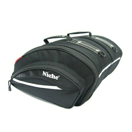 ■商品概要NMO-2205 Saddle BagNICHE side bags luggage and accessories are more durable than most，constructed of heavy-duty fabric. The designed main handle and topzippers of the luggage are just easy to carry. Our motorcycle carrybags can be installed easily to your motorcycle using our securemounting system. Another 2 straps on each of the bag usually hookon the metal part of the bike to stabilize the bags. Niche will beyour perfect solution for extra storage space needs and can beeasily mounted to the back-end of your motorcycle and combined witha Tail bag for enlarging your space. We believe NICHE bikerspanniers is ergonomically more oriented to single-exhaust bikes.They also hold their shape great even if they are not stuffed.Fabricated custom heavy duty racks to the contour of the bags.Niche bikers panniers have as much room as your large suitcase.It’s perfectly to have your 2 day trip. The rain covers areequipped and free to ride wi...