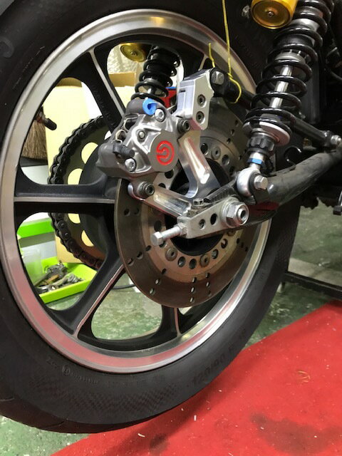 SPEED SHOP ITO スピードショップイトウ リヤキャリパーサポート Z1000J Z1000R Z1100GP Z1100R KAWASAKI カワサキ キャリパーサポート・ブラケット ブレーキ ボルトカラー：ブラック / ステー形状：V型フラット／シルバー