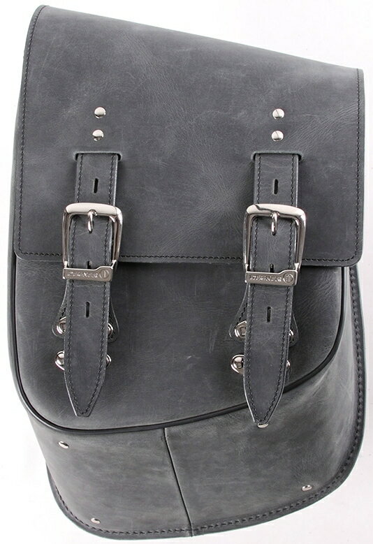 ■商品概要【素材】牛革【サイズ】縦44×横27.5×厚み16(cm)【容量】9.5L【付属品】取付ベルト×2、レインカバー×1■詳細説明《車体シルエットを崩さず、美しくカスタム》リジットフレームの形状に合わせたバッグ。取付ベルトをフレームに巻きつけて装着。ヴィンテージ感溢れる革の風合いが魅力。大きなリジットバッグはバンクすると地面に擦れてしまう。そんな悩みを解決するため、底面を大胆に斜めカット。容量を確保しながらシルエットを崩さない形状。本体内側はPEボードで補強。またポケットがあり、車検証などを収納することができる。バッグ背面にはバッグボードを標準装備。車体との干渉で発生する劣化を抑えます。■注意点※画像には他のカラーリングが含まれている場合があります。※経年変化やご使用による製品の劣化・損耗は避けられません。※耐久性には十分考慮しておりますが、過度な負担をかけたり使用方法が適切でない場合、破損する恐れがございます。※同じ製品であってもそのシワやヒビの入り方にはそれぞれ個体差があり、またその革固有のキズ・色合いの濃淡など一着一着に個性がございます。※製作時期によっても革の風合いに若干の差異が生じることが御座いますので予めご了承くださいませ。