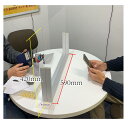 商品仕様 色シルバーアルミ角パイプ サイズW590mm×H420mm×D61mm 透明パネルサイズW560mm×H405mm 重量(kg)約0.7kg 面板透明アクリル板厚み1mm 取付方法完成品 新型コロナウイルスの感染拡大による運送会社の輸送状況への影響により、 お届けに遅れが発生する可能性がございます。 ご注文の際には、配達日数をご考慮いただき、商品をご選択くださいますようよろしくお願いいたします。 大変ご迷惑をおかけ致しまして誠に申し訳ございませんが、ご理解の程よろしくお願い申し上げます。コロナウイルス対策 透明アクリル板厚み1mm 飛沫感染防止 透明 間仕切り 仕切り板 パネル オフィス 飲食店 パーティーション テーブル 一人席 相席 おひとり席 カウンター席 仕切 机上 卓上 デスク ウイルス防止 感染 令和2年　 リードタイムより早めに出荷ご希望の方が弊社までお電話で在庫確認をお願いします。コロナウィルス対策 国内製造（大量注文する時既存サイズ以下の設定可能）横浜市内製造　組み立て不要　完成品でお届けします！置くだけ簡単！移動式でオフィス最適！透明アクリル板厚み1mm、病院、飲食店様のカウンター、テーブル 仕切り板 透明板で圧迫感がありません。 限定販売！ 注意事項:アルコールを直接吹きかけての除菌はアクリル板がひび割れ、欠けが発生致します。 お手入れは中性洗剤をぬるま湯に混ぜたものをお使いください。 A2サイズ　W590H420D61　透明アクリル板厚み1mm、強力マグネット4個内蔵で安定性UP！ お客様に商品を気持ちよく受け取って頂く為、当店でも検品をしてお送りしておりますが、万が一、ご注文と異なる商品や不良品が届いてしまった場合は速やかに弊社宛ご連絡下さい。 送料等全て当社負担にて、至急返品・交換対応させていただきます。大変お手数ですが商品到着後5日以内当店までご連絡ください。誠心誠意対応させていただきます。 ご連絡は以下へお願い致します。 〒230-0051 神奈川県横浜市鶴見区鶴見中央5-14-27 シークレイン101 株式会社武林興業 TEL：045-717-9506 FAX：045-717-9514 E-mail：meibu@websign.co.jp