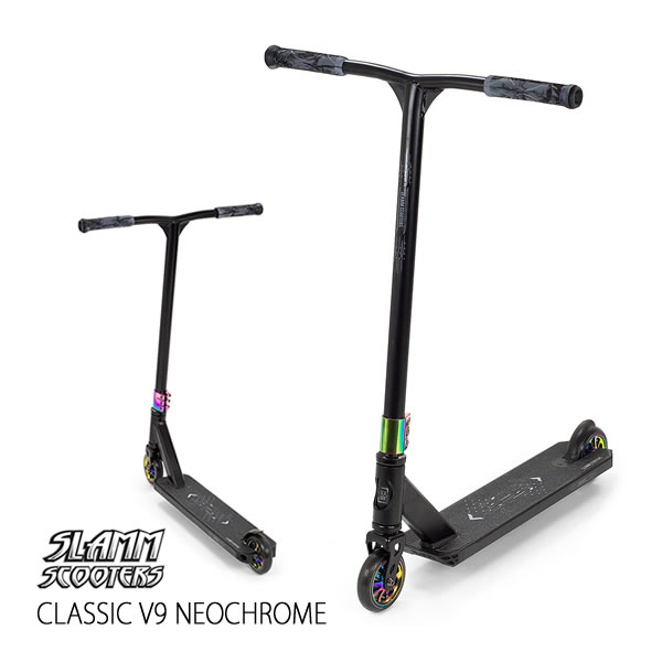 ※即出荷可能です。 SLAMM SCOOTERS は、イギリスメーカー Stateside Skates が販売しているフリースタイルスクーターのブランドです。 CLASSIC V9 NEOCHROME STUNT SCOOTER (SL1035) CLASSIC V9 NEOCHROME は、ポップなカラーリングのCLASSIC V9をベースに、クランプとホイールコアをネオクローム仕上げ、全体のカラーをブラックで統一された渋いデザインのフリースタイル用キックスクーターです。スケートボードやアグレッシブインラインスケートのように、フリースタイルでジャンプやトリックなどを楽しめるモデルです。 スケートパークなどのアイテムを擦ったり、セクションから飛び降りた際の衝撃に耐えられるように、しっかりと作られています。大人の方も安心して乗って頂けるように、耐荷重は100kgに設計されております。 後輪の泥除け部分踏めばブレーキングが可能なフットブレーキ搭載モデルです。 バーとデッキ部分の固定には、付属の六角レンチでの締め付けが必要になります。 ※折り畳み機能はありません。 ※スタンドは付いておりません。 サイズ詳細 ・本体サイズ：全長68cm×高さ81cm×幅53cm(ハンドル部分) ・デッキサイズ：長さ49.5cm×幅11.5cm 商品の仕様 ・フリースタイルモデル ・ブレーキ：フットブレーキ機能 ・ウィール：100mm 88A Alloy core PU cast ・ベアリング：ABEC-9 Chrome ・耐荷重：100kg ・車体重量：3.8kg ・対象年齢：8歳以上 （大型商品につきラッピング包装のできない商品となります。） フリースタイルスクーター,キックボード 子供,キックボード 大人用,アグレッシブ キックスクーター,キックボード,キックスクーター 子供,キックスクーター 大人用, 「キックボード　スペアウィール」はこちらから↓↓↓キックボード　スペアウィール 楽天市場内ランキングに掲載されました。